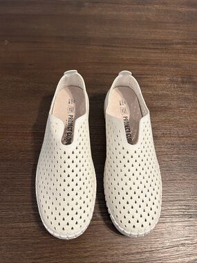 Project cloud memory foam women’s SZ 8 Slip-On Perforated Casual Shoes in Cream.